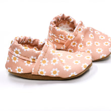 Load image into Gallery viewer, Pink Daisy Yeti Moccs